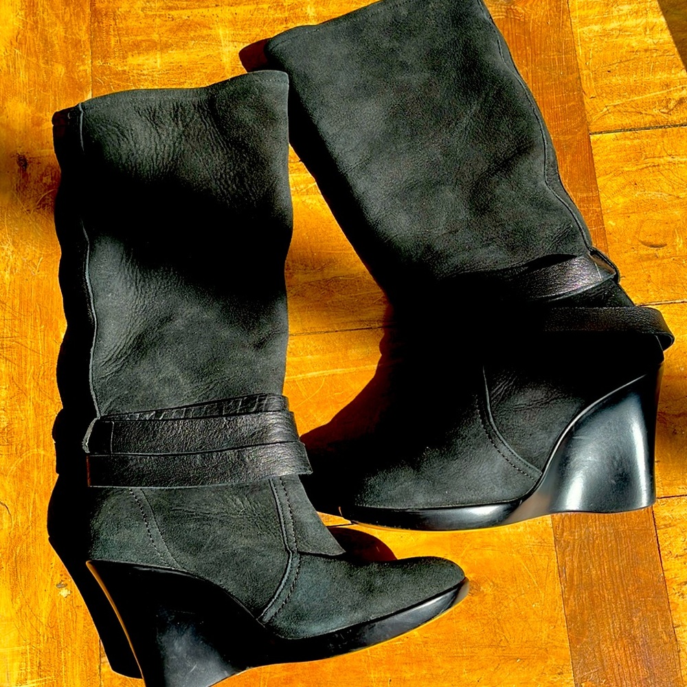 YOU by crocs suede/lambswool boots w leather straps.